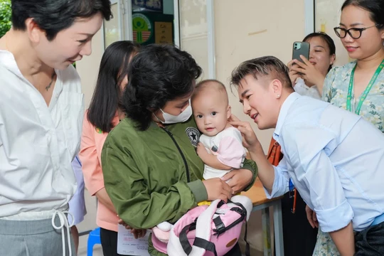 Không nhận hoa ngày sinh nhật, Đàm Vĩnh Hưng kêu gọi fan ủng hộ trẻ mắc bệnh hiểm nghèo