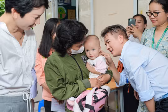 Không nhận hoa ngày sinh nhật, Đàm Vĩnh Hưng kêu gọi fan ủng hộ trẻ mắc bệnh hiểm nghèo