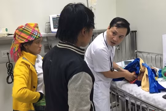 TS. Lê Ngọc Duy - Trưởng khoa Cấp cứu và Chống độc khám bệnh cho trẻ bị ngộ độc chì