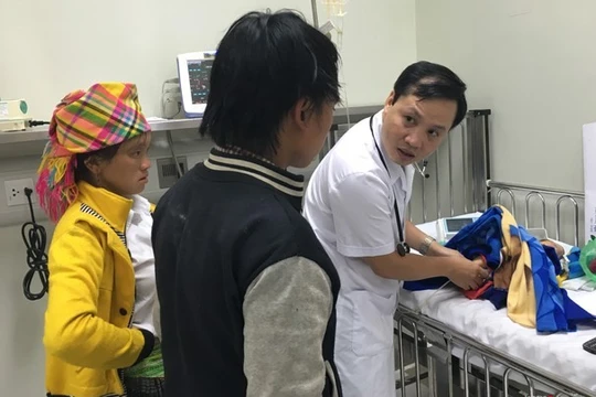 TS. Lê Ngọc Duy - Trưởng khoa Cấp cứu và Chống độc khám bệnh cho trẻ bị ngộ độc chì