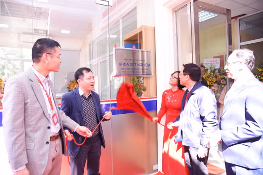 Cắt băng khánh thành Đơn vị Xét nghiệm Kỹ thuật cao của Bệnh viện Đại học Y Hà Nội