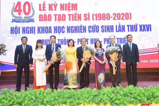 GS.TS. Tạ Thành Văn – Bí thư Đảng ủy, Chủ tịch Hội đồng Trường Đại học Y Hà Nội - chúc mừng tập thể Phòng Quản lý đào tạo Sau đại học được nhận Bằng khen của Bộ GD&ĐT. 