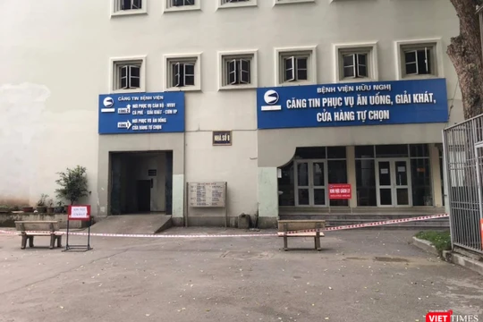 Phong tỏa nhà ăn của BV Hữu Nghị và cách ly khẩn cấp các nhân viên của Công ty TNHH Trường Sinh làm việc tại đây (ảnh: Thu Thủy)