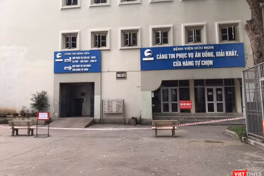 Phong tỏa nhà ăn của BV Hữu Nghị và cách ly khẩn cấp các nhân viên của Công ty TNHH Trường Sinh làm việc tại đây (ảnh: Thu Thủy)