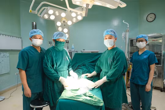 Các bác sĩ thực hiện ca phẫu thuật cho bệnh nhân bị biến chứng đái tháo đường