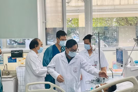 PGS.TS Lương Ngọc Khuê - Cục trưởng Cục Khám, chữa bệnh - thăm và động viên các nạn nhân vụ cháy chung cư Khương Hạ, tại Trung tâm hồi sức tích cực, Bệnh viện Bạch Mai (ảnh: Trần Minh)