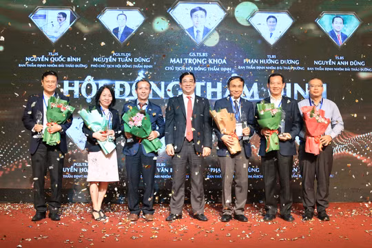 PGS.TS.BS. Lương Ngọc Khuê (giữa) vinh danh thành viên ban thẩm định từ trái qua: TS.BS. Phan Hướng Dương, TS.DS. Cẩn Tuyết Nga, PGS.TS.DS. Nguyễn Tuấn Dũng, GS.TS.BS. Mai Trọng Khoa, TS.BS. Phan Văn Báu, PGS.TS.DS. Nguyễn Hoàng Anh