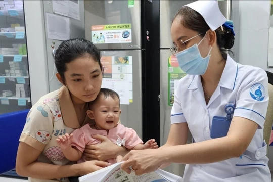 Vá "lỗ thủng" miễn dịch sởi ở TP.HCM: Không dễ dàng