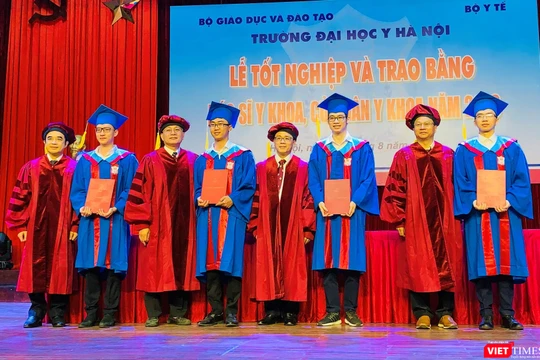 Lãnh đạo Trường Đại học Y Hà Nội trao Bằng cho các bác sĩ và cử nhân y khoa 