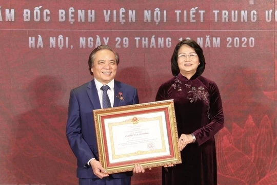 Phó Chủ tịch nước Đặng Thị Ngọc Thịnh đã trao danh hiệu Anh hùng Lao động cho TTND. PGS. TS. Trần Ngọc Lương