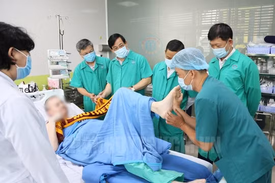 Các thầy thuốc đang tập vận động kết hợp với điều trị cho bệnh nhân 91 để sớm hồi phục sức khỏe (ảnh: Bộ Y tế)