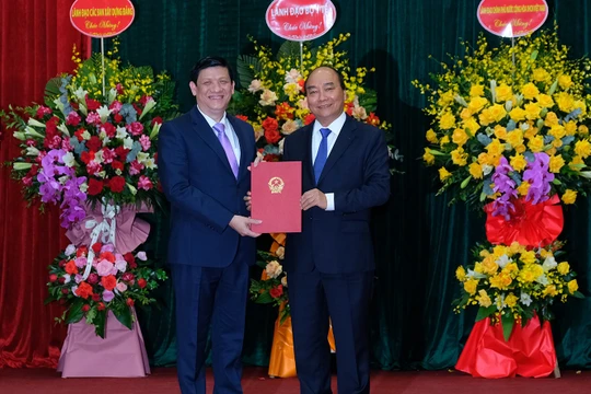 Thủ tướng Nguyễn Xuân Phúc trao quyết định bổ nhiệm chức vụ Bộ trưởng Bộ Y tế cho GS.TS. Nguyễn Thanh Long (ảnh: Trần Minh)