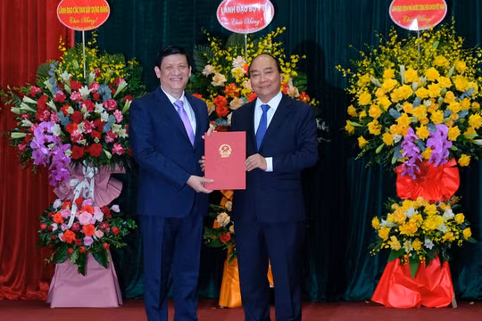 Thủ tướng Nguyễn Xuân Phúc trao quyết định bổ nhiệm chức vụ Bộ trưởng Bộ Y tế cho GS.TS. Nguyễn Thanh Long (ảnh: Trần Minh)