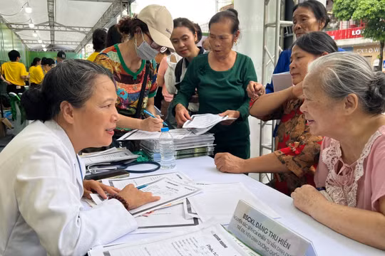 Mức sinh thấp đáng báo động, có nên duy trì việc kỷ luật đảng viên sinh con thứ 3?