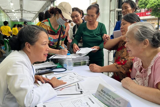 Mức sinh thấp đáng báo động, có nên duy trì việc kỷ luật đảng viên sinh con thứ 3?