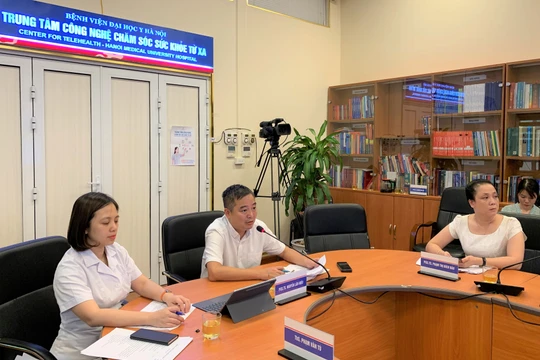 PGS.TS.BS Nguyễn Lân Hiếu - Giám đốc BV Đại học Y Hà Nội - chủ trì buổi KCB từ xa với 5 BV tham gia hội chẩn và 14 đơn vị dự thính