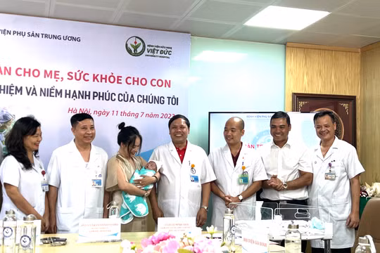 Lãnh đạo BV Phụ sản Trung ương trao em bé cho bố mẹ cháu và chúc mừng gia đình