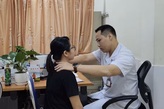 ThS. BS. Nguyễn Giang Nam đang khám cho bệnh nhân L. sau khi chị L. chữa bệnh tại nhà thầy lang. 