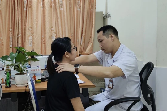 ThS. BS. Nguyễn Giang Nam đang khám cho bệnh nhân L. sau khi chị L. chữa bệnh tại nhà thầy lang. 