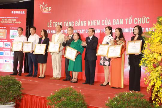 Ông Hồ Anh Tuấn - Chủ tịch Hiệp hội Phát triển văn hóa doanh nghiệp Việt Nam, Trưởng Ban Tổ chức 248 và ông Lê Doãn Hợp - Chủ tịch Hội đồng Quốc gia xét chọn doanh nghiệp đạt chuẩn Văn hoá kinh doanh Việt Nam - trao Bằng khen cho các doanh nghiệp xuất sắc