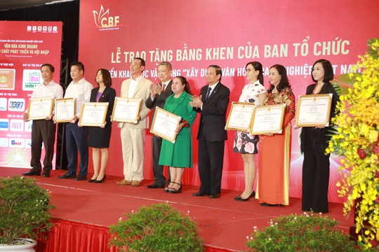 Ông Hồ Anh Tuấn - Chủ tịch Hiệp hội Phát triển văn hóa doanh nghiệp Việt Nam, Trưởng Ban Tổ chức 248 và ông Lê Doãn Hợp - Chủ tịch Hội đồng Quốc gia xét chọn doanh nghiệp đạt chuẩn Văn hoá kinh doanh Việt Nam - trao Bằng khen cho các doanh nghiệp xuất sắc