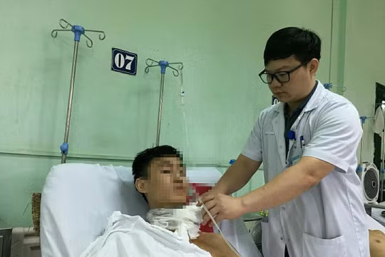 Bác sĩ chăm sóc cho bệnh nhân sau mổ