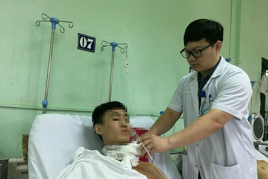 Bác sĩ chăm sóc cho bệnh nhân sau mổ