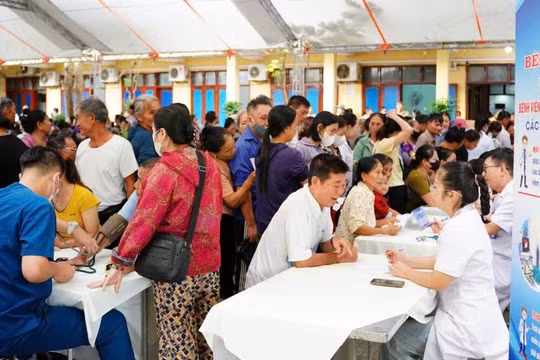 Khám bệnh miễn phí cho 1.000 người dân vùng bão lũ Nghệ An