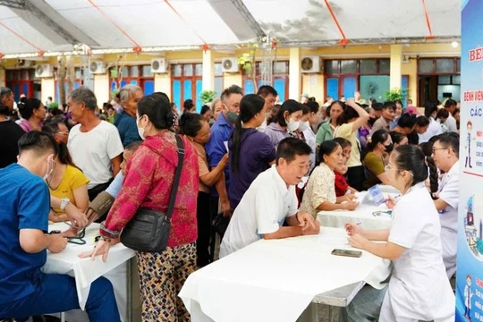 Khám bệnh miễn phí cho 1.000 người dân vùng bão lũ Nghệ An