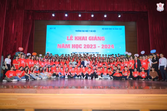 Các tân sinh viên của Trường Đại học Y Hà Nội hân hoan trong ngày khai giảng 