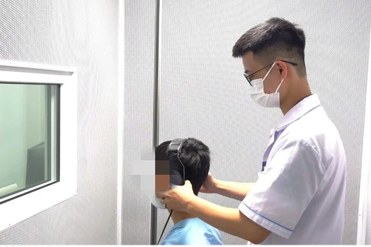 Tắm khuya bằng nước lạnh, nam thanh niên Hà Nội suýt bị điếc vĩnh viễn