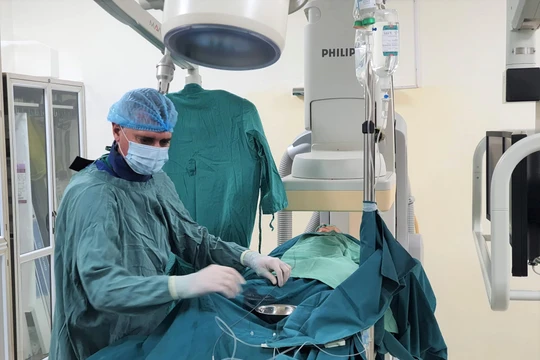 GS. Peter Martinez Benitez– Trưởng nhóm chuyên gia - trực tiếp thực hiện ca mổ