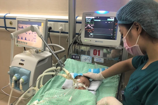 Cháu bé đang được điều trị và chăm sóc chu đáo tại Bệnh viện Xanh Pôn 