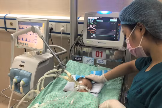 Cháu bé đang được điều trị và chăm sóc chu đáo tại Bệnh viện Xanh Pôn 