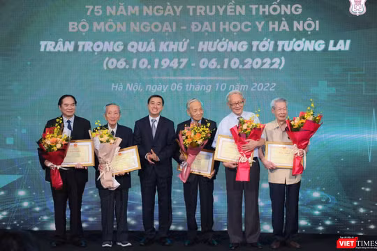 Các giáo sư Ngoại khoa có nhiều đóng góp cho sự nghiệp y khoa và giáo dục được Bộ Giáo dục và Đào tạo vinh danh
