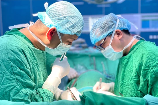 Rắc sỏi chăm hoa, cụ ông phải cấp cứu vì sỏi rơi vào họng