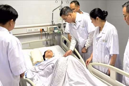 Tặng bằng khen cho 4 điều dưỡng dũng cảm cứu bệnh nhi