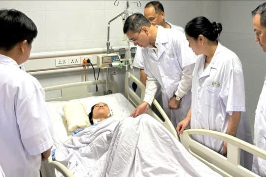 Tặng bằng khen cho 4 điều dưỡng dũng cảm cứu bệnh nhi