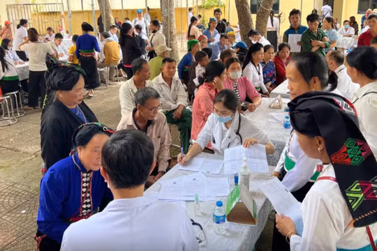 Chăm sóc y tế, cấp thuốc miễn phí cho hơn 1.200 người dân bị ảnh hưởng nặng nề do bão lũ