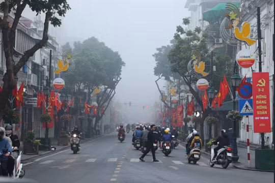 Sương mù trùm khắp Hà Nội: Các chuyên gia y tế lên tiếng 