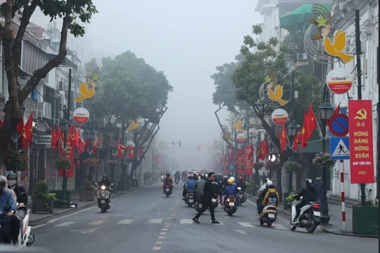 Sương mù trùm khắp Hà Nội: Các chuyên gia y tế lên tiếng 