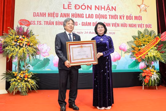  Phó Chủ tịch nước Đặng Thị Ngọc Thịnh trao tặng danh hiệu AHLĐ cho GS.TS. Trần Bình Giang - Bí thư Đảng ủy, Giám đốc BV Hữu nghị Việt Đức