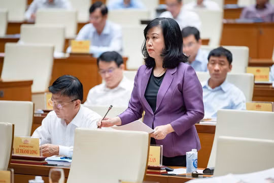 Bộ trưởng Bộ Y tế Đào Hồng Lan báo cáo tại Hội nghị toàn quốc triển khai luật, nghị quyết của Quốc hội khóa XV (ảnh: Lê Bảo)