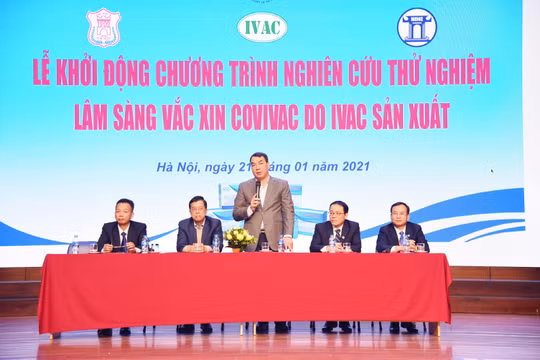 Các chuyên gia tại khởi động chương trình nghiên cứu thử nghiệm lâm sàng vaccine COVIVAC tại Trường Đại học Y Hà Nội sáng nay