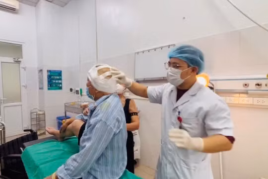 Cụ ông 88 tuổi co giật, hoại tử da đầu vì đắp lá chữa zona