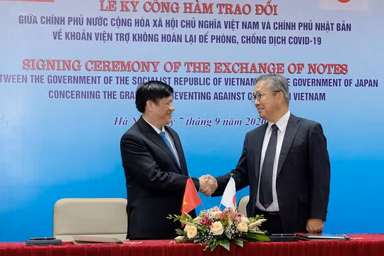 Quyền Bộ trưởng Bộ Y tế Nguyễn Thanh Long (trái) và ngài Yamada Takio - Đại sứ Đặc mệnh Toàn quyền Nhật Bản tại Việt Nam (Ảnh: Trần Minh)