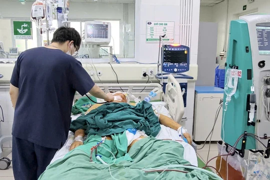 Nhiều người dân vùng lũ nhập viện vì "sát thủ giấu mặt" gây suy gan, suy thận cấp