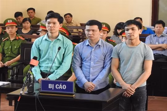 Các bị cáo trong phiên tòa diễn ra tại Hòa Bình