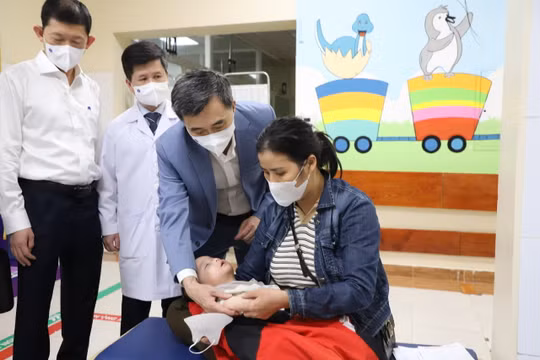 Dịch sởi diễn biến phức tạp cả ở trẻ em và người lớn