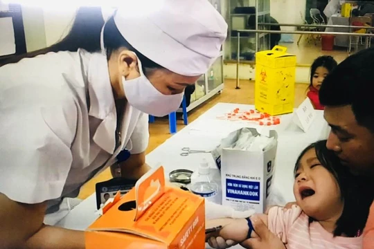 Lấy mẫu xét nghiệm cho trẻ tại Bắc Ninh hôm nay